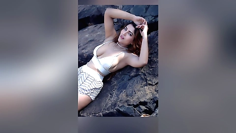 Hot and horny amateur blonde takes it in the beach!