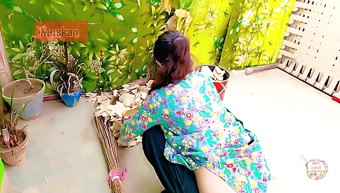 Indian solo girl with a hot face and a shaved pussy