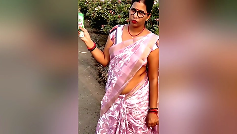 Indian woman in her house masturbates on the bathroom