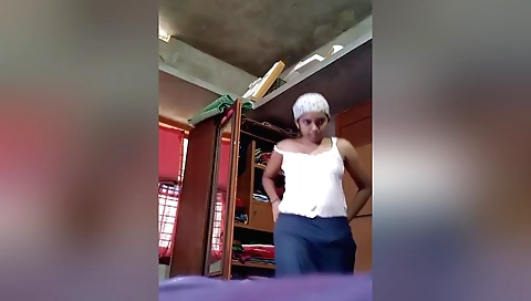 Sexy indian video with a gorgeous amateur in the nude