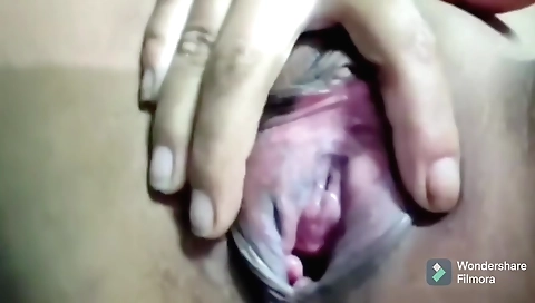 Indian girl showing herself for the first time in the sex vid