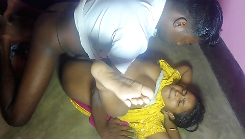 Indian girl makes love with her lover in the kitchen