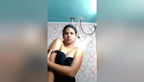Busty desi chick is doing a hot homemade solo video