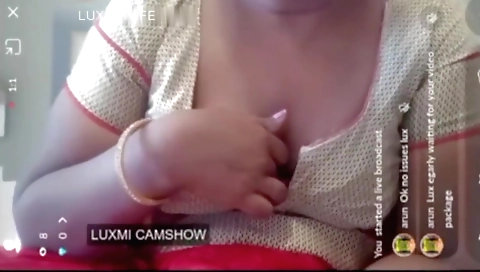 Solo female masturbating on the couch in homemade video