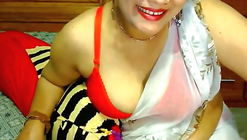 Amateur girl with a big natural boobs enjoys naked in bed