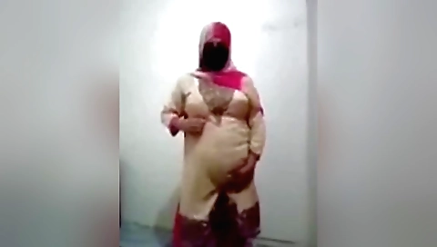 Amateur horny girl gets filmed while fucking herself