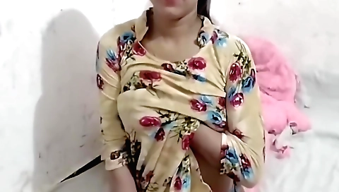 Indian girl in red dress makes homemade porn video