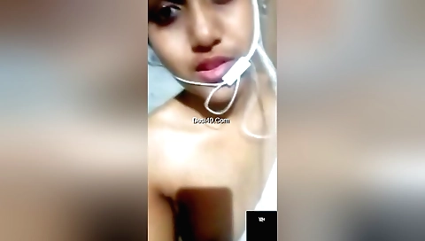 Sexy blondie shows off her sexy boobs on solo webcam