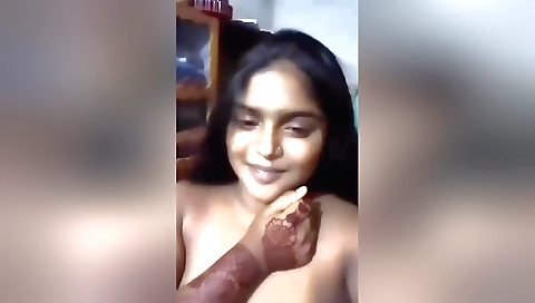 Amateur brunette show her nice tits in a solo video