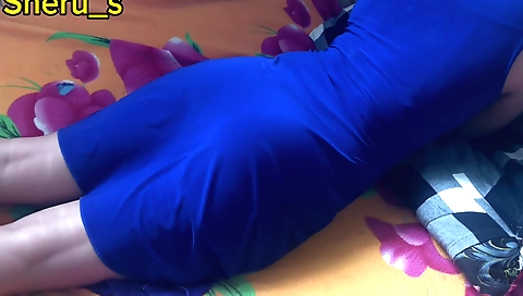 Bhabhi takes her white skirt down and gives massage