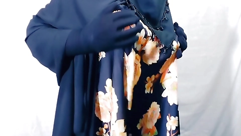 Indian housewife enjoys having fun with her neighbor