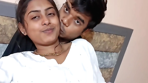 Amateur brunette gets fucked by her boyfriend and she's thrilled