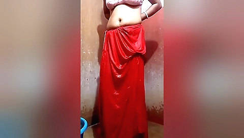 Amateur blonde goes in the bathroom to wash her body