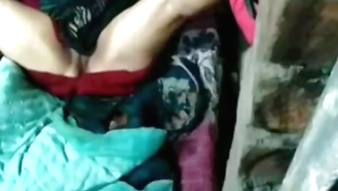 Mature brunette playing with her pussy in amateur scene