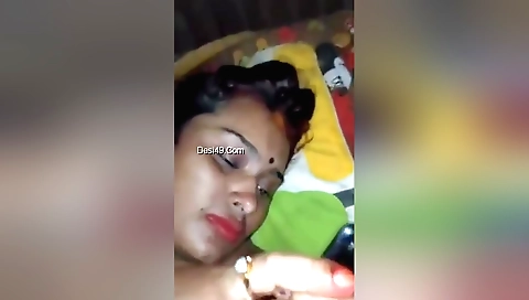 Indian brunette milf sucks a dick in front of the webcam