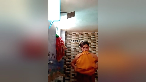 Gorgeous showering milf with a perfect body showing her